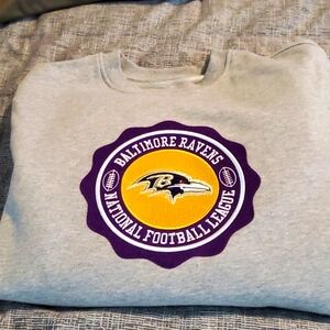 Stylish, Ravens Men's sweatshirt, heather gray, medium, like new!